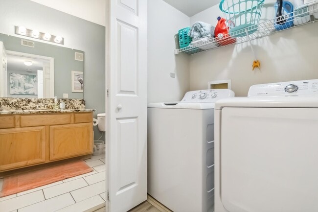 Building Photo - Beautiful turnkey ready 2/2 unit available...