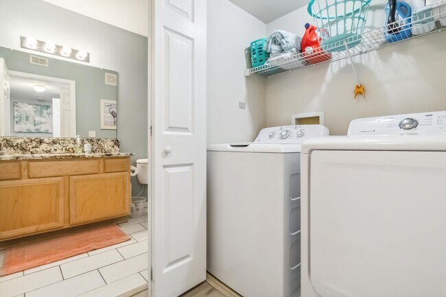 Building Photo - Beautiful turnkey ready 2/2 unit available starting January 2026