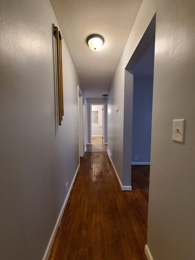Building Photo - Spacious 4-Bed, 1.5-Bath Home in Benton Ha...