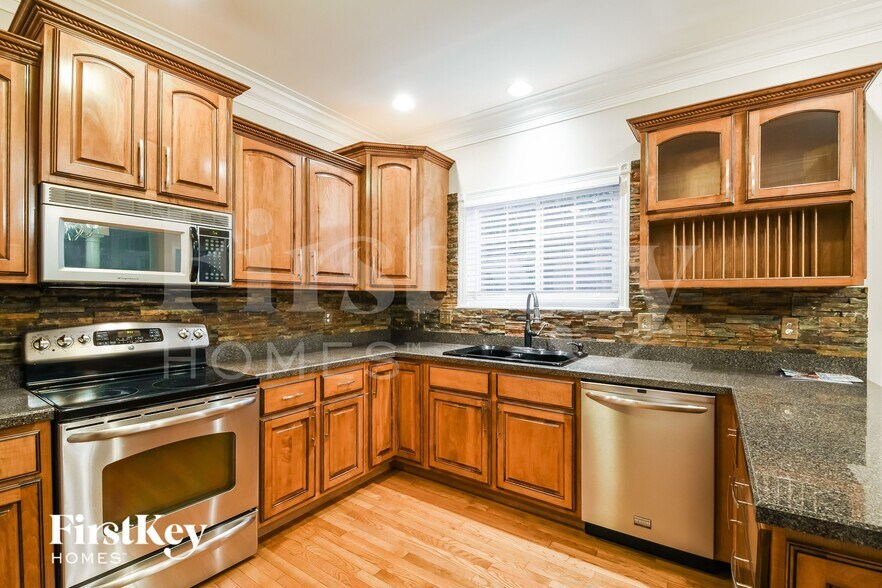 Building Photo - 32040 Fairway Dr N