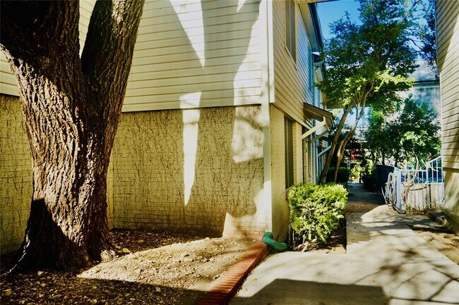 Building Photo - 3902 Peterson Ave