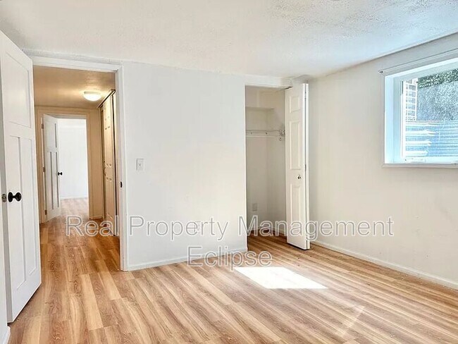 Building Photo - 295 NW Cherry Pl