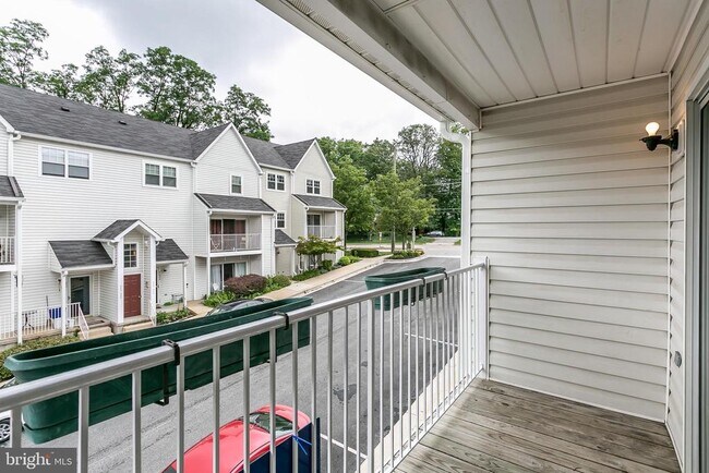 Building Photo - 553 McManus Way