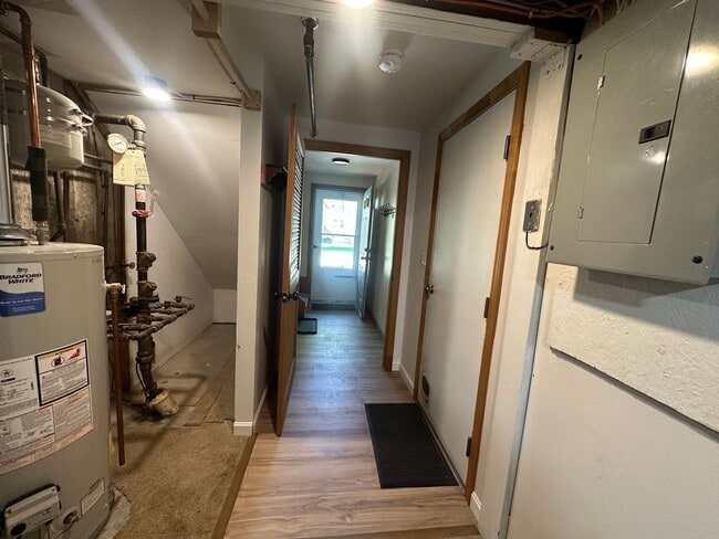 Building Photo - Charming 2BD/1BA Townhome in Burlington’s New North End