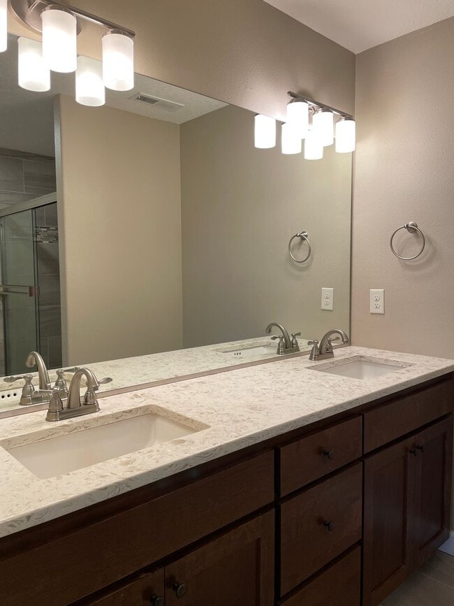 Building Photo - LUXURY 4 BD TOWNHOME! GATED PARKER VILLAGE...