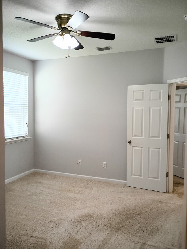 Building Photo - 112 Goldenrod Lake Dr