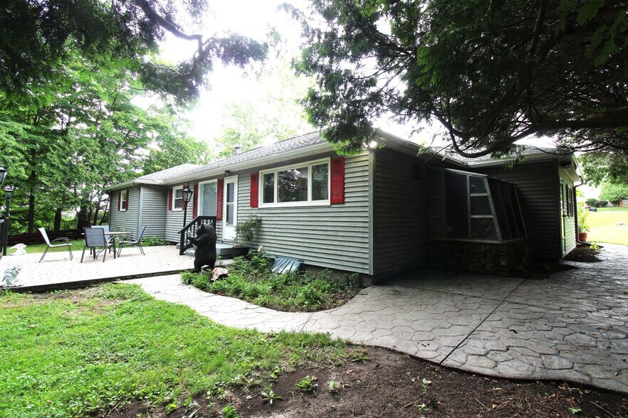 Building Photo - 24 Forest Rd