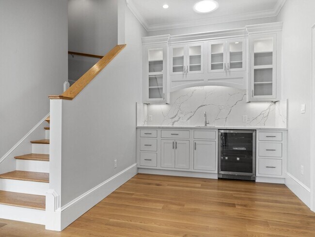 Building Photo - 944 E Broadway