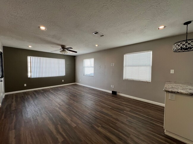 Building Photo - Beautifully remodeled 2 Bedroom 2 Bathroom...