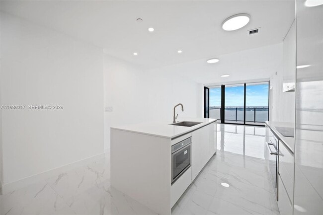 Building Photo - 700 NE 24th St