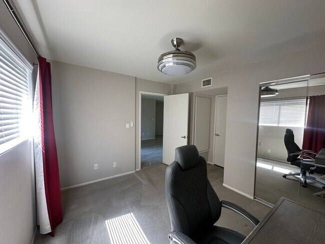 Building Photo - Charming 2 Bed 1 bath Condo