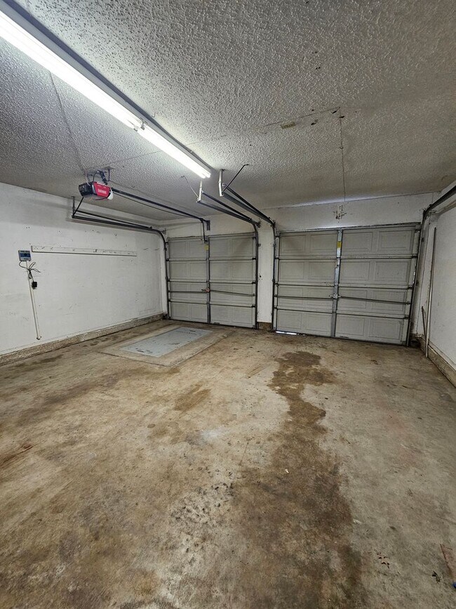 Building Photo - (3) Bed/(2) Bath in South OKC! Storm Shelt...
