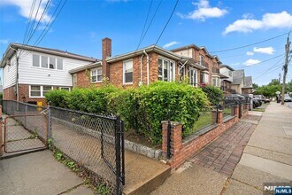 Building Photo - 209 8th St