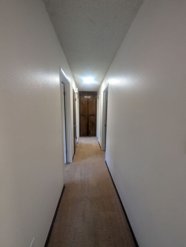Building Photo - Great 3 bedroom home Close to CSUS