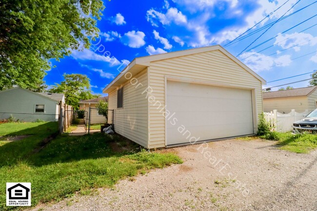 Building Photo - ** $300.00 OFF FIRST MONTHS RENT** Great 3...