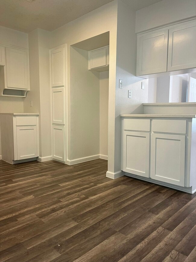 Building Photo - 6862 S Creek Dr