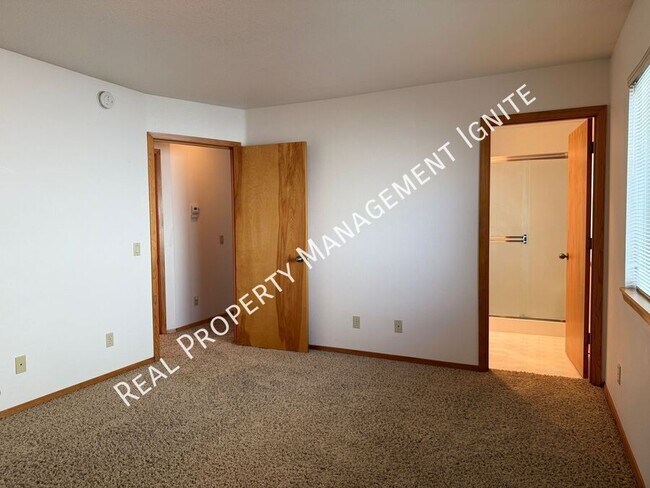 Building Photo - 1115 NE Hidden Valley Dr