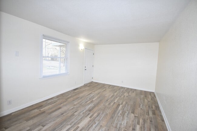 Building Photo - Rob Rd-142