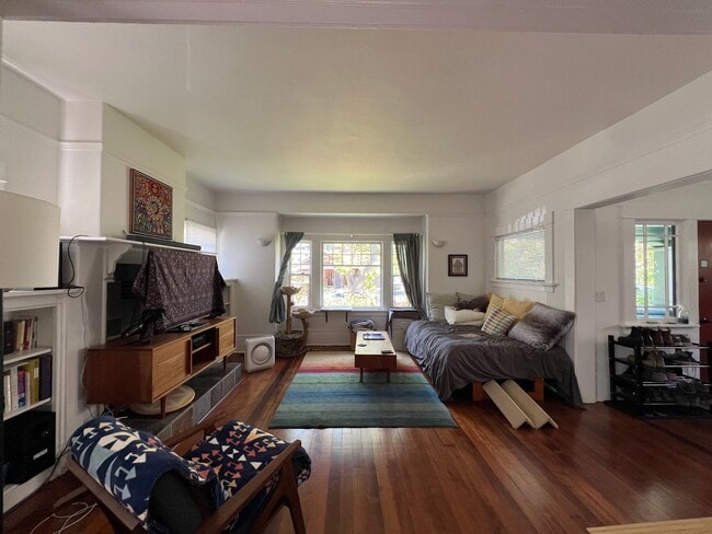Building Photo - Charming 1910 Craftsman Home – 3BR/2BA + B...