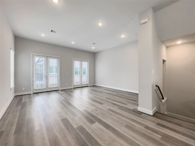 Building Photo - 1250 N Post Oak Rd