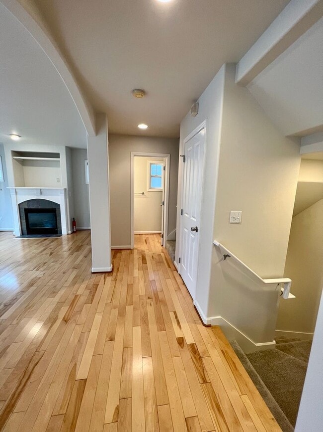 Building Photo - Capitol Hill/Madison Valley Townhouse