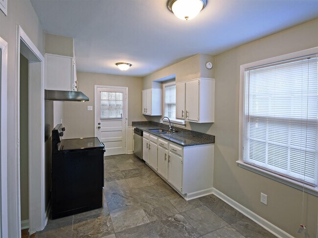 Building Photo - 3 Bedroom, 2 Bathroom near Colonial and flamingo