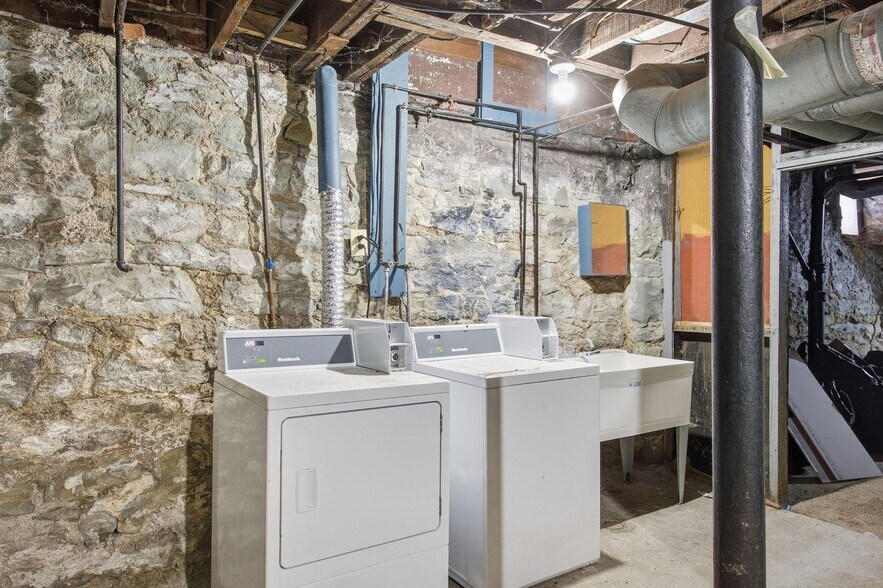 Building Photo - 141 Oneida St