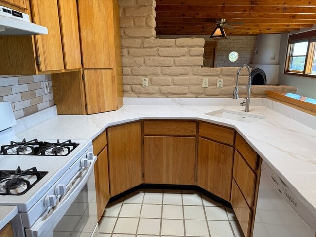 Building Photo - 5 Oriente Ct