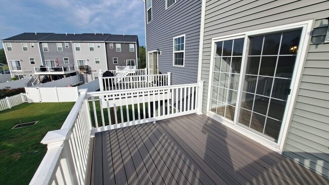 Building Photo - 3 Bed / 2-1/2 Bath Single Family Townhome w/1-Car Garage