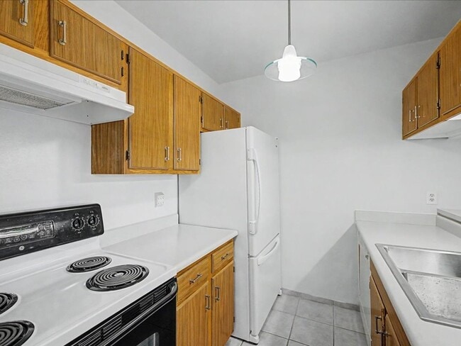 Building Photo - 2 Bedroom 2 Bathroom with Community Pool and Spa!