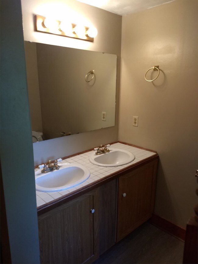 Building Photo - 904 E 17th St