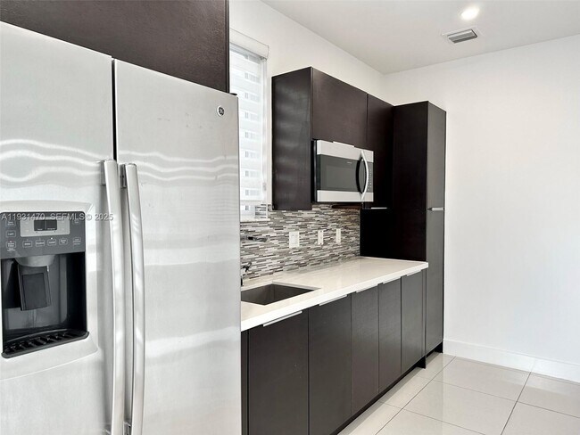 Building Photo - 6414 NW 104th Ct