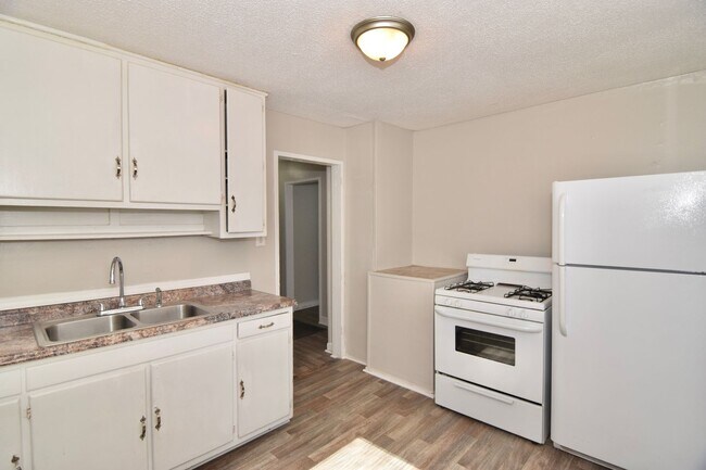 Building Photo - 667 Lorraine Dr