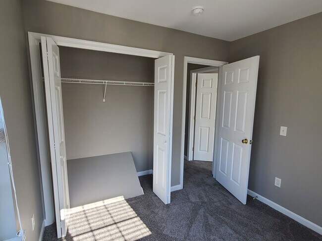 Building Photo - 3 bedroom,  2 1/2 bath town home in Waynesboro PA END UNIT
