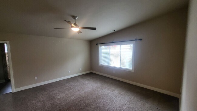 Building Photo - 3 Bed 2.5 bath plus bonus-Fenced-corner lo...