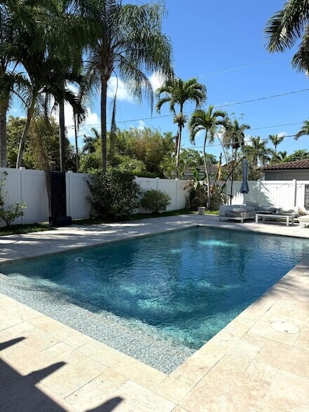 Building Photo - 1527 Mayo St