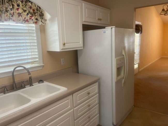 Building Photo - 2 Bed, 2 Bath Home