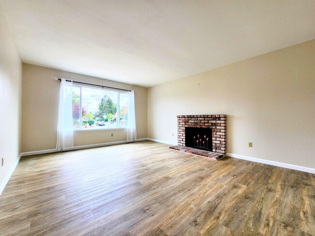 Building Photo - 3 Bedroom in Santa Rosa with Air Conditioning