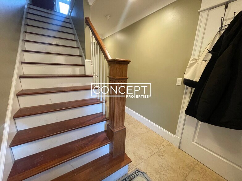 Building Photo - 15 Eldora St