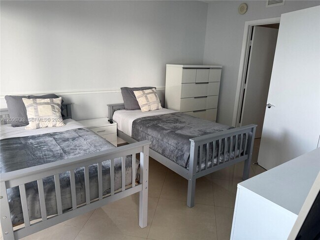 Building Photo - 1830 S Ocean Dr