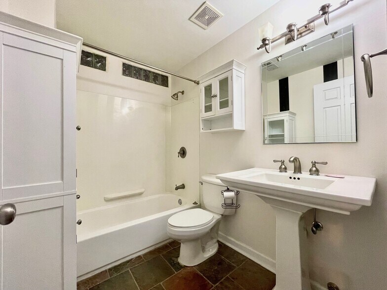 Building Photo - 4139 Castleman Ave 2W