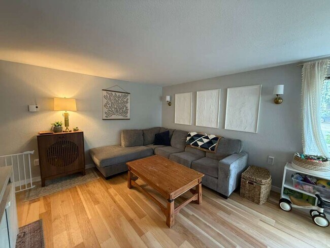 Building Photo - 2 Bedroom 2 Bathroom + Parking and Storage!