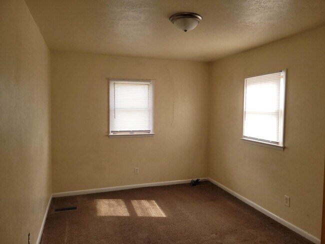 Building Photo - 118 W Foulkes St