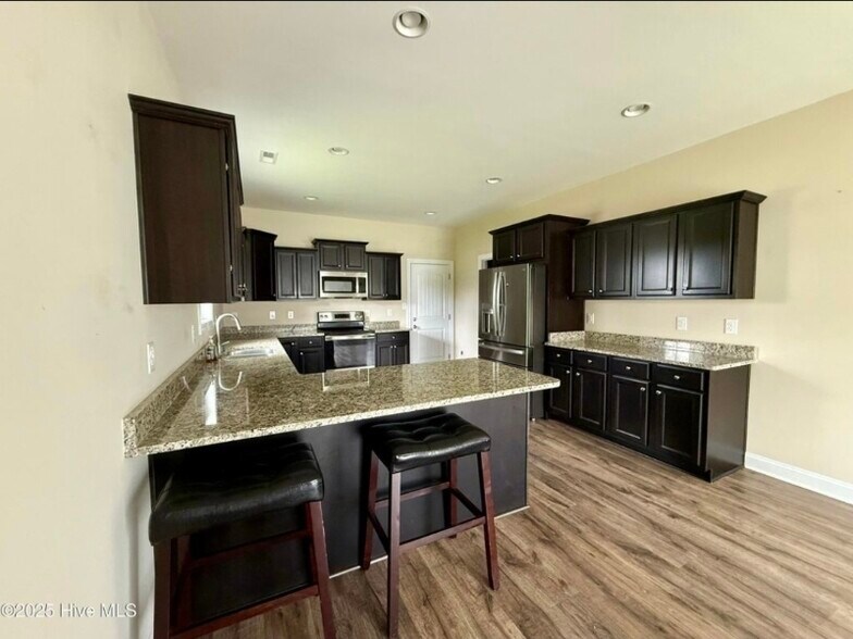 Building Photo - 174 Finch Ln