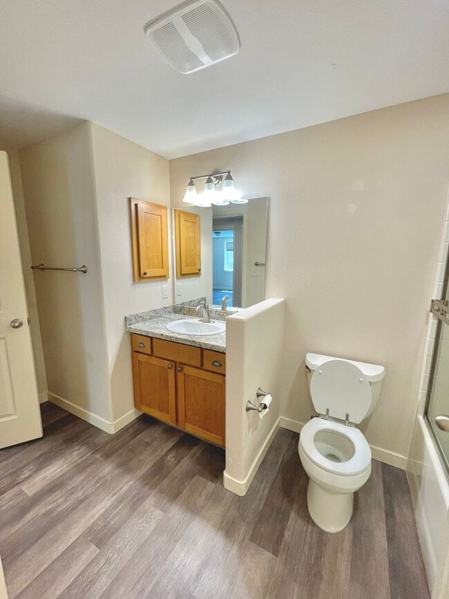 Building Photo - Two Bedroom/Two Bath in the Hillview Condo...