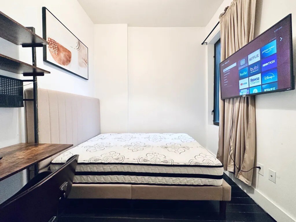 Building Photo - Furnished room/NOT APARTMENT