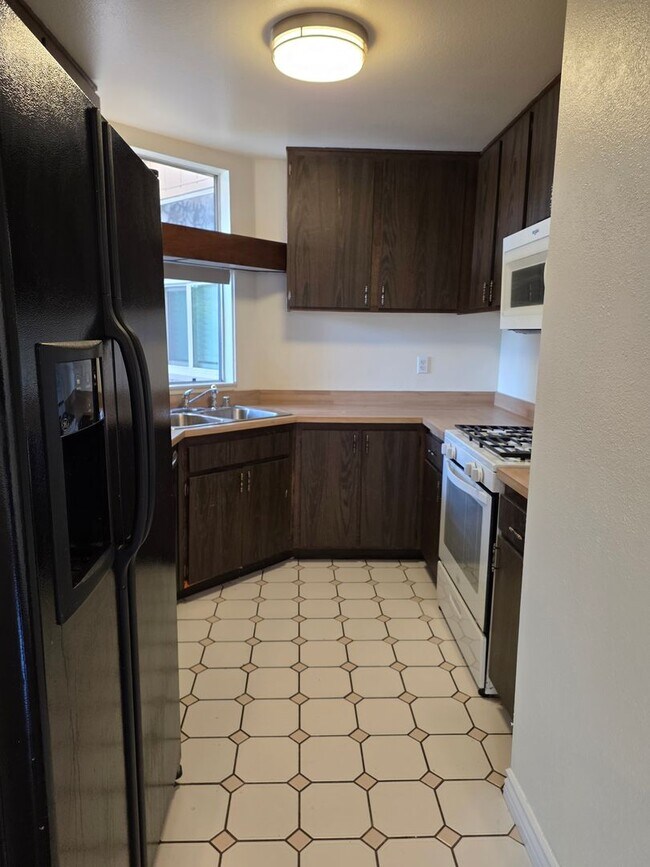 Building Photo - Sharp one level 3-bedroom 2 bath condominium which features two patios. Many amenities.