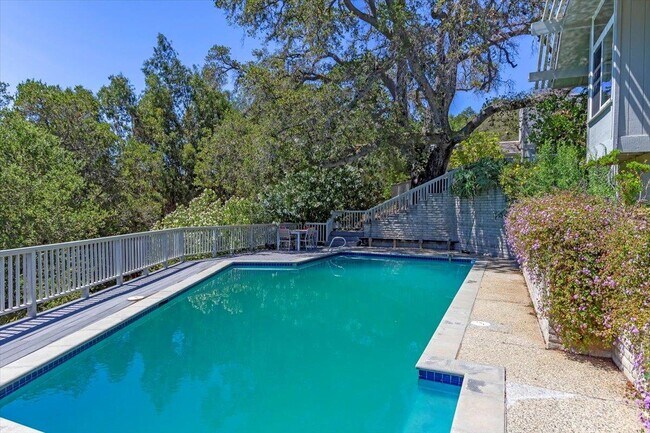 Building Photo - 13434 Old Oak Way