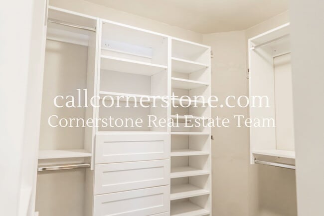 Building Photo - 4640 Kashmire Dr