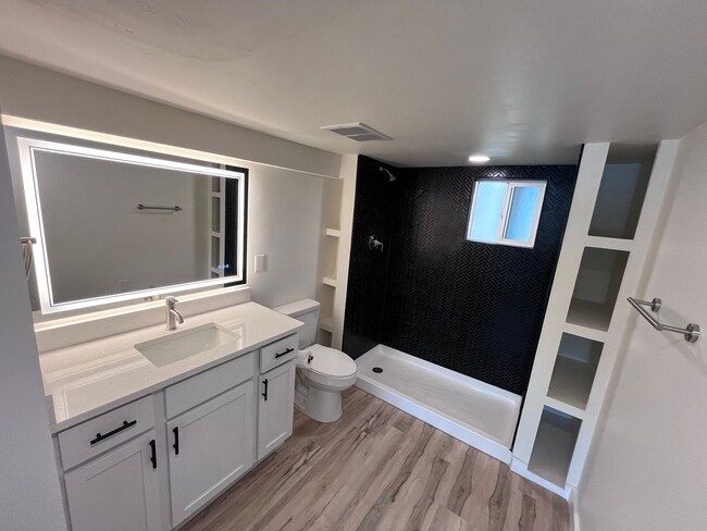 Building Photo - Just renovated! Stunning High-End Finishes!